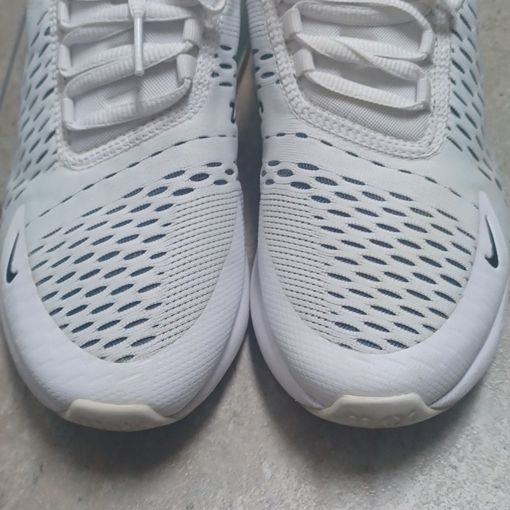 < Nike Air Max 270 White Sneakers Size 8.5 - Picture 2 of 7